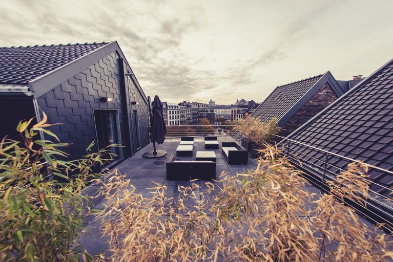 Exterior & Views