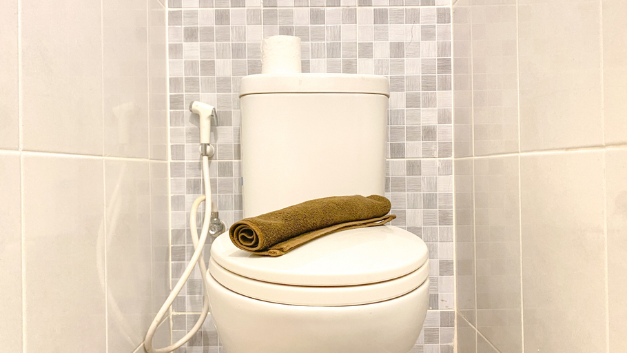 Bathroom 5, Good Place Studio Apartment at Tokyo Riverside PIK 2 By Travelio, Tangerang