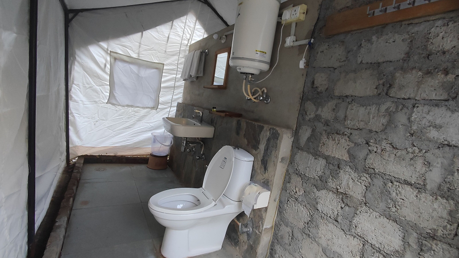 Bathroom 4, Hail Himalayas, Shimla