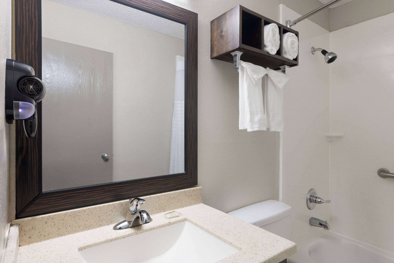 Bathroom 4, Days Inn by Wyndham Miami, Ottawa
