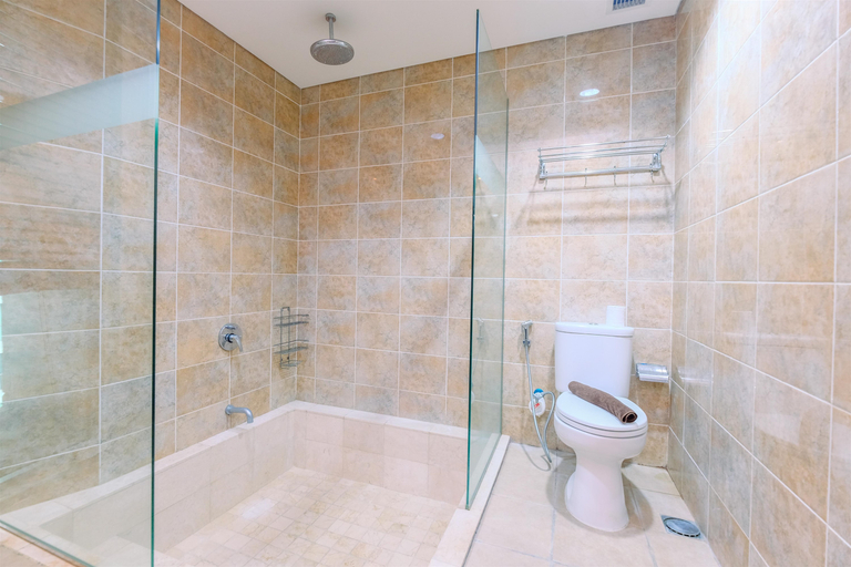 Bathroom 5, Spacious 3BR at Kemang Village Apartment By Travelio, South Jakarta