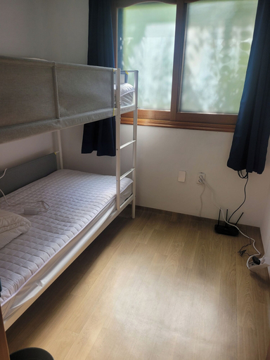 Bedroom 2, Ocean's Guesthouse - foreigners only, Mapo
