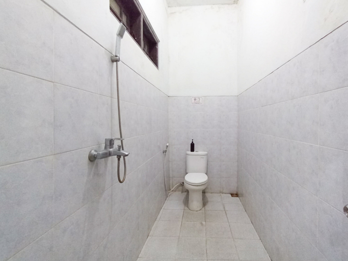 Bathroom 4, RedDoorz @ Ciliwung Guest House Syariah, Malang