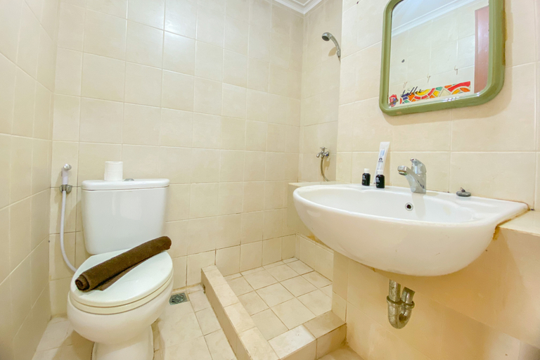 Bathroom 5, Minimalist and Comfy Studio Room Maple Park Sunter Apartment By Travelio, Jakarta Utara