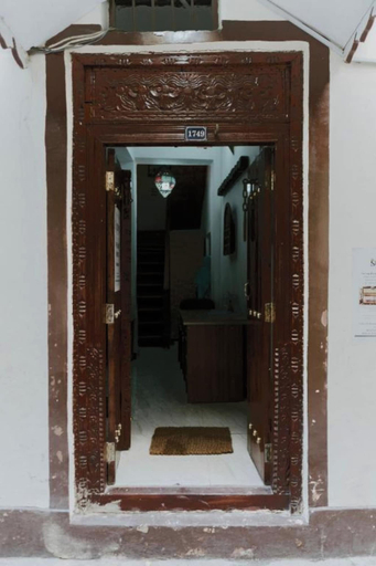 Others 5, Sultan House, Mjini