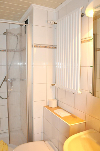 Bathroom 5, Hotel Atlantik, Leer