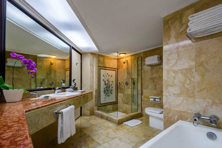 Bathroom 16