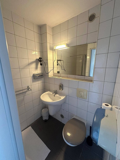 Bathroom 5, Hôtel Victoria, Marne