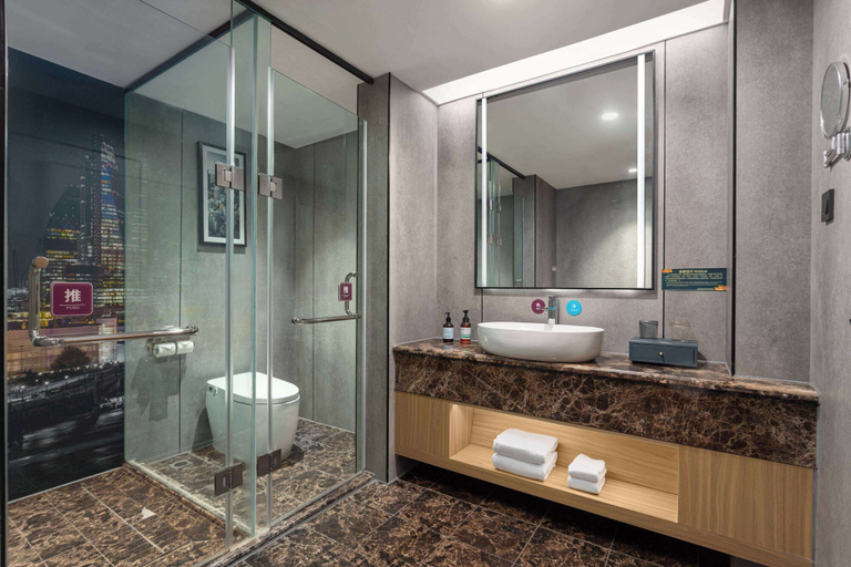 Bathroom, La Quinta by Wyndham Qionghai Yinhai, Hainan