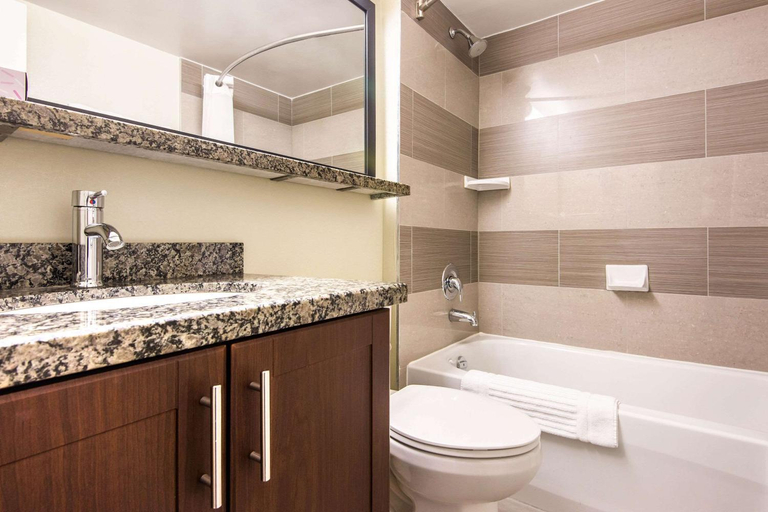 Bathroom 4, Comfort Inn Airport West, Peel