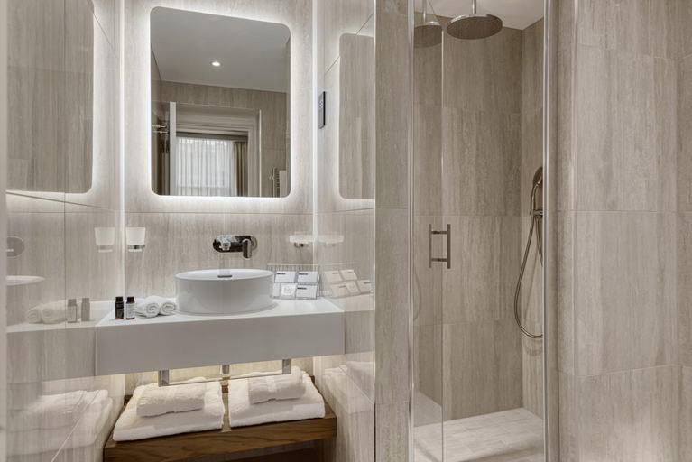 Bathroom 4, The Queen's Gate Hotel, London