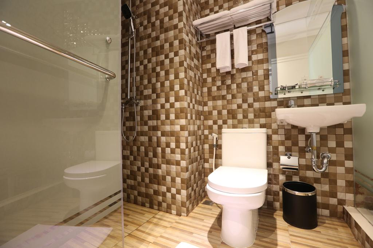 Bathroom 4, F Hotel Jakarta, South Jakarta