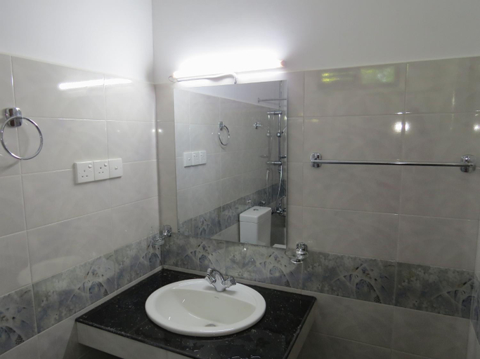 Bathroom 2, Belpeak Cottage, Imbulpe