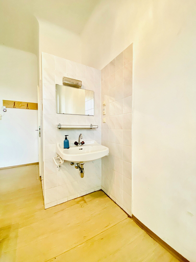 Bathroom 2, Affordable Central Rooms Near U3, Wien