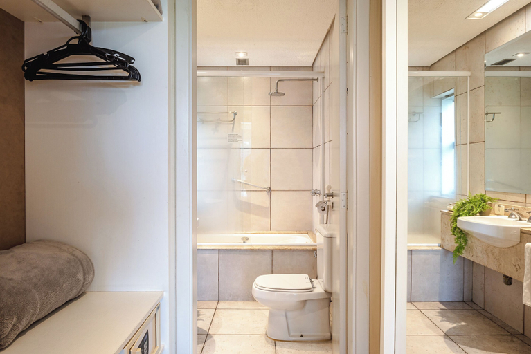 Bathroom 3, Estudio com AC e vaga, São Paulo