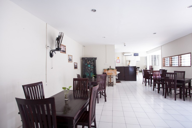 Food & Drinks 5, RedDoorz Plus near Galaxy Mall, Surabaya
