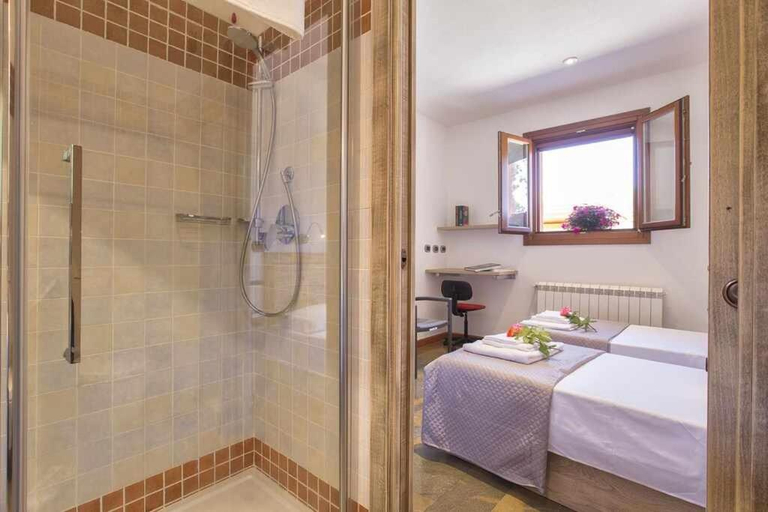 Bathroom 4, Villa Girasoli con piscina privata e SPA a 2km dalla spiaggia, Sassari
