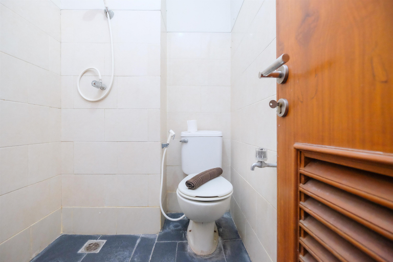 Bathroom 5, Best Strategic Studio at Margonda Residence 1 Apartment By Travelio, Depok