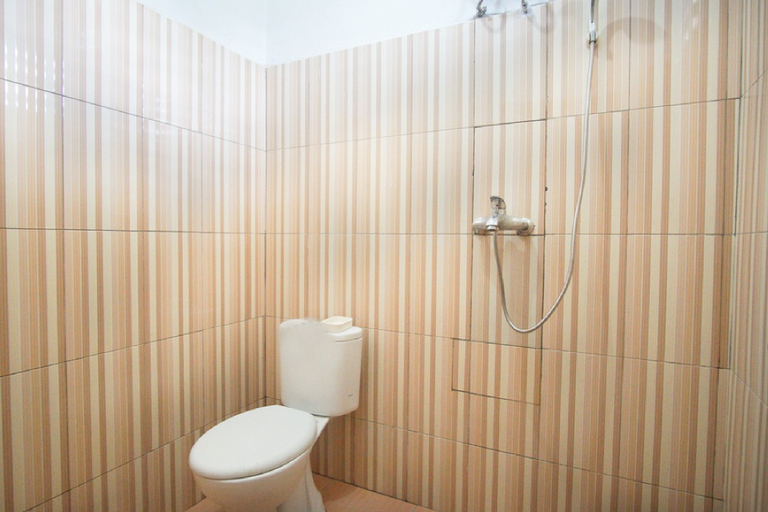 Bathroom, RedDoorz near Mal Abepura, Jayapura