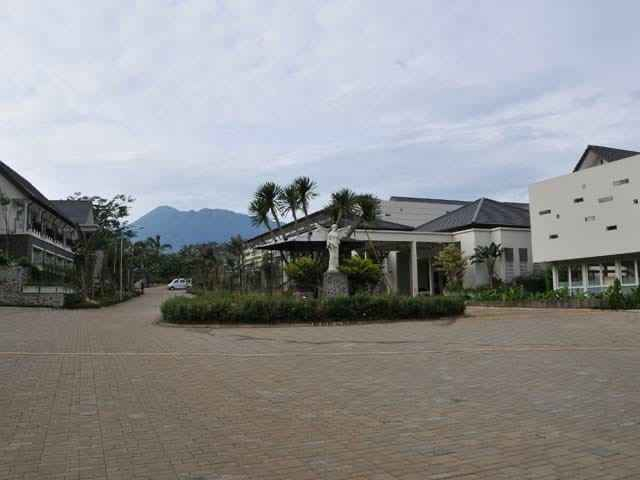 Exterior & Views 24