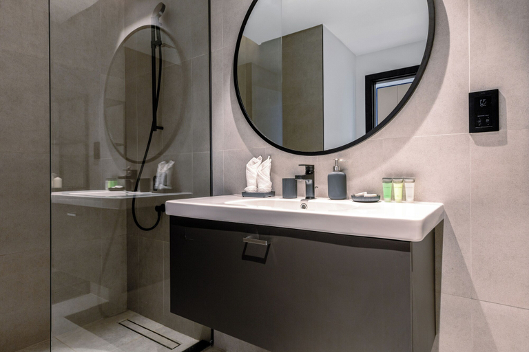 Bathroom 3, Waves - Premium Studio Stay in the He, Dubai