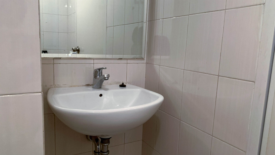 Bathroom 5, Cozy Nice Studio at Signature Park Grande Apartment By Travelio, South Jakarta