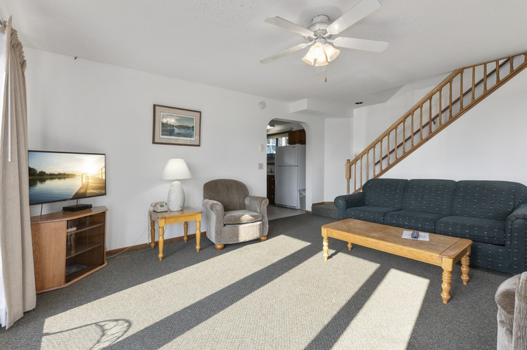Others 5, Pelican Lakes Motel, Crow Wing