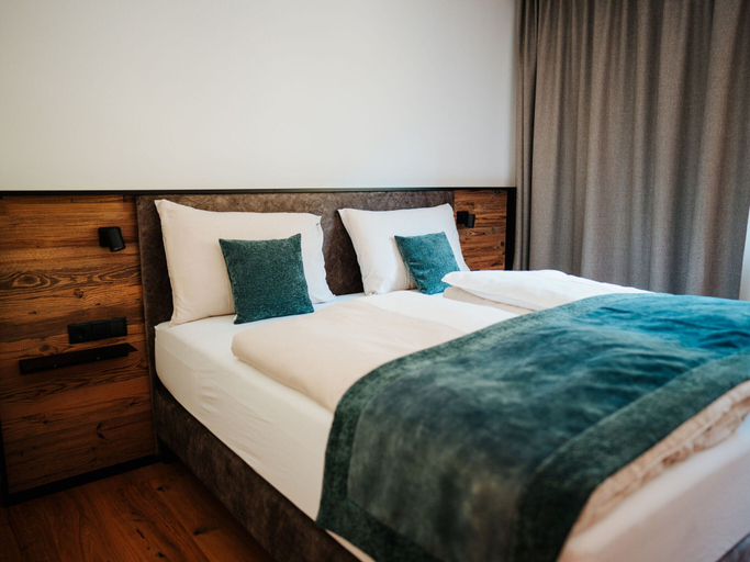 Bedroom 3, Beautiful Apartment With 2 Bathrooms, on ski Slope, Zell am See