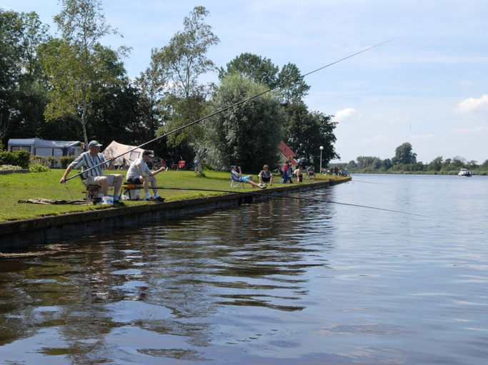 Others 3, Cozy Chalet Near Canal, Tytsjerksteradiel