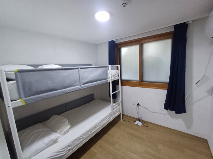 Bedroom 3, Ocean's Guesthouse - foreigners only, Mapo