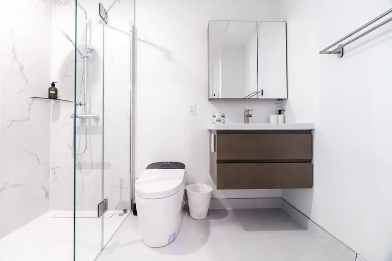 Bathroom 3, Rozenhaus Hotel Montreal, Montréal