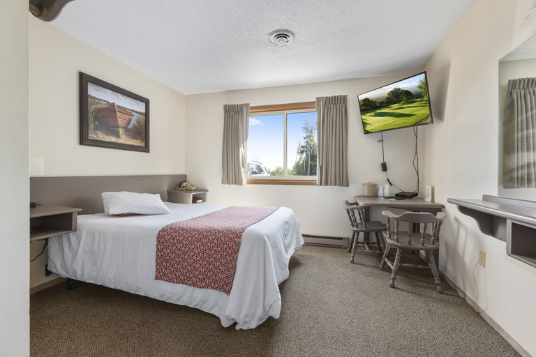 Bedroom 5, Commander Motel, Crow Wing
