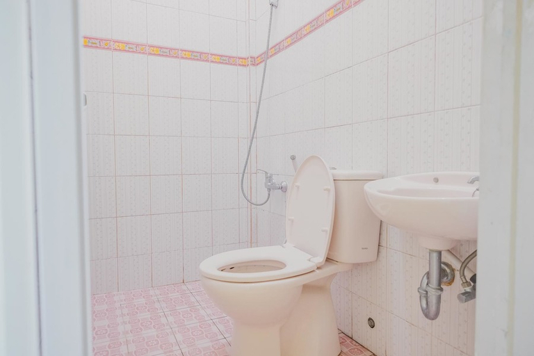 Bathroom 3, RedDoorz near RS Imanuel Lampung, Bandar Lampung