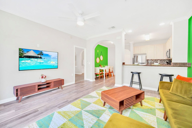 Room 3, Modern 3BR Condo Near Disney- Pool, Orange