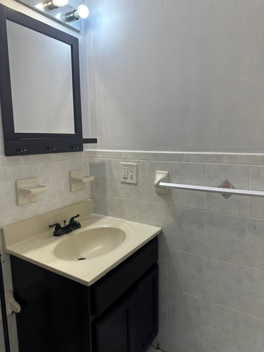 Bathroom 3, NWK 457 ROOM 112-B, Newark