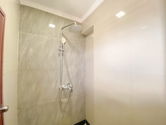 Bathroom 5, Luxurious 3BR at Gateway Ahmad Yani Cicadas Apartment By Travelio, Bandung