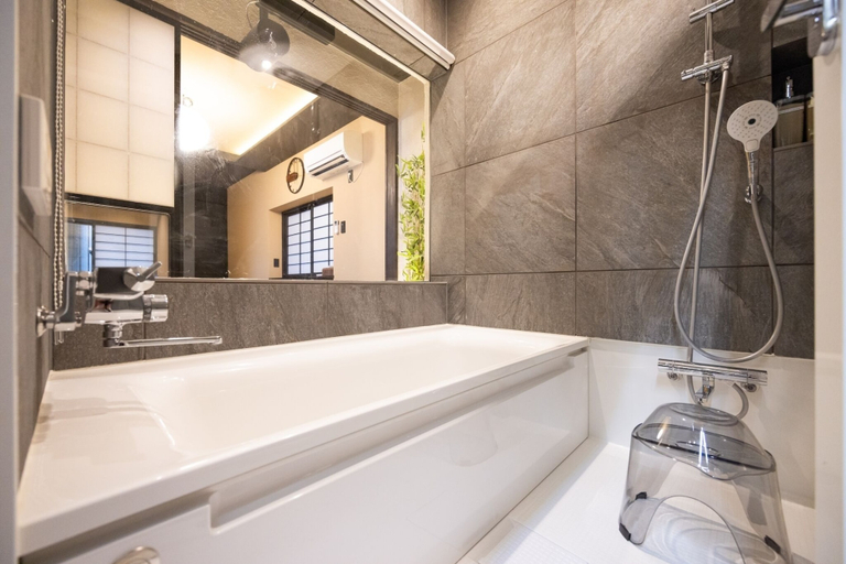 Bathroom 4, Tokyomonogtari Shinobi