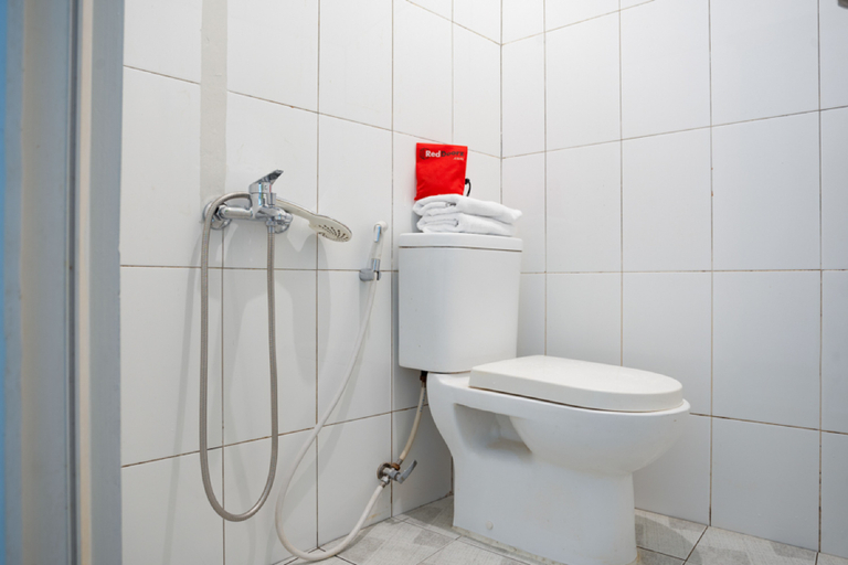 Bathroom 4, RedDoorz near Botani Square Mall, Bogor