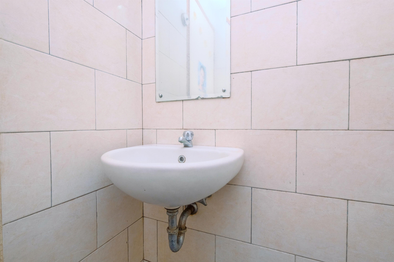 Bathroom 5, Simply Studio Room at Margonda Residence 1 Apartment By Travelio, Depok