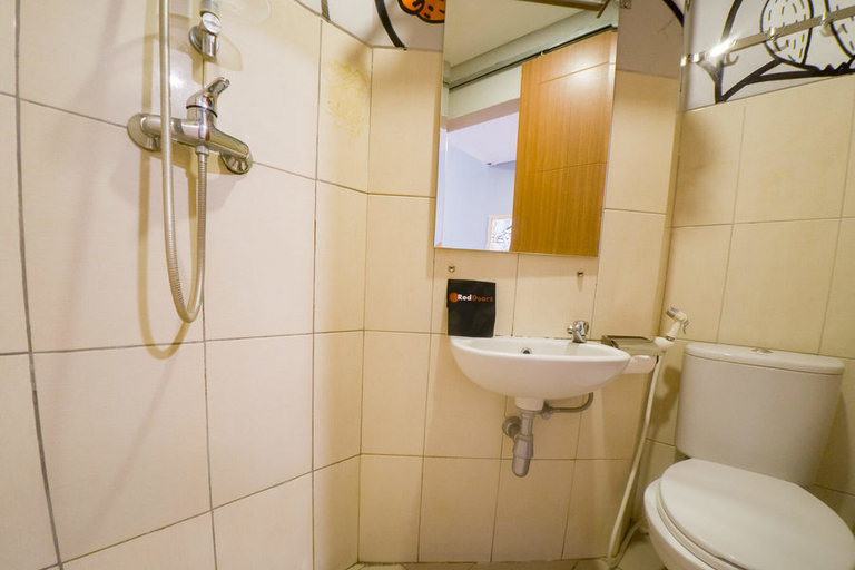 Bathroom, RedDoorz Apartment near Bundaran Satelit Surabaya, Surabaya