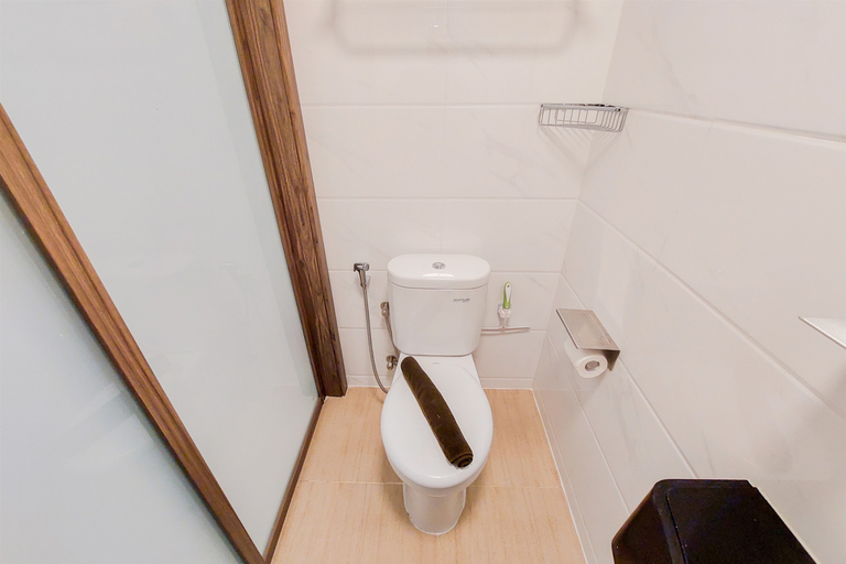 Bathroom 5, Good View Studio at Sky House BSD Apartment By Travelio, Tangerang Selatan