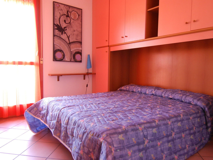 Bedroom 4, Sun Drenched Seaside Holiday Home with Pool near Venice, Rovigo