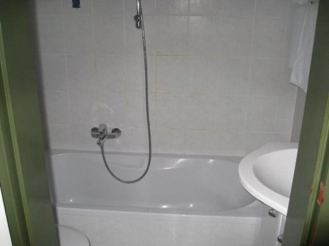 Bathroom 2, Hotel Ungarische Krone, Neusiedl am See