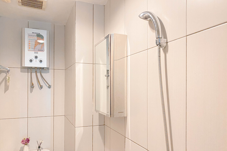Bathroom 5, Luxurious 2BR Combined at Grand Kamala Lagoon Apartment By Travelio, Bekasi