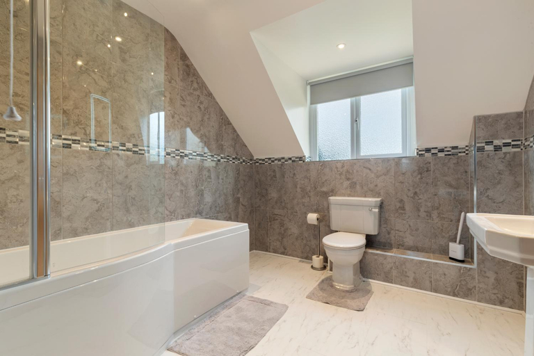 Bathroom, Maynor - Large Luxury House, Log Burner, Central Location, Pembrokeshire