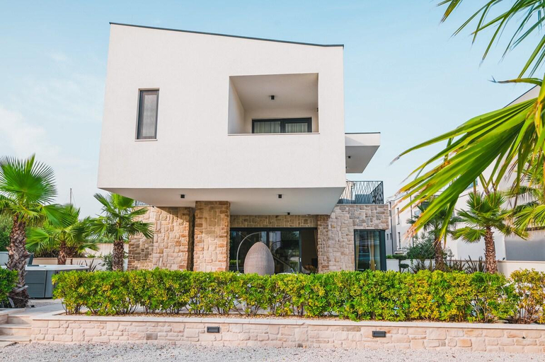 Others 4, Villa FGstar, Murter