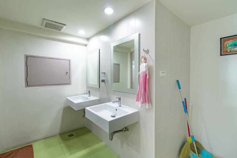 Bathroom 4, Sleep Dee Hostel by ZUZU, Khlong Toey
