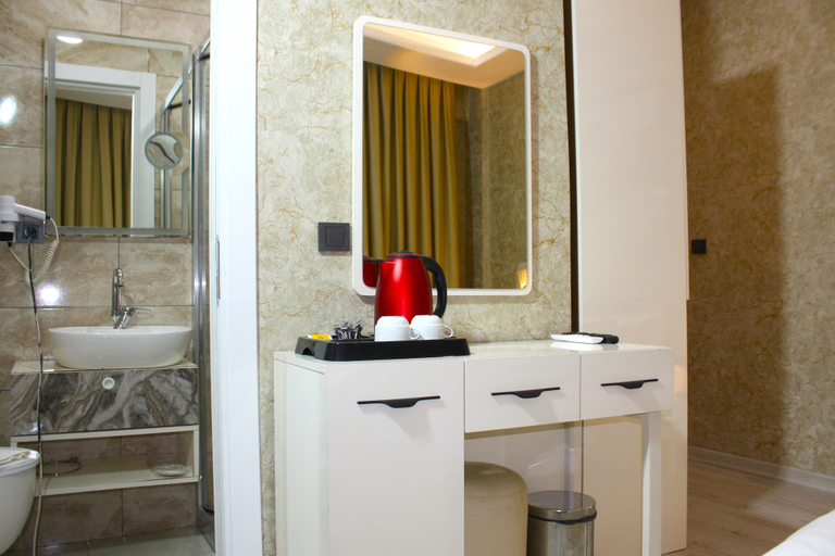 Bathroom 2, Sword Suit Hotel, Beyoğlu