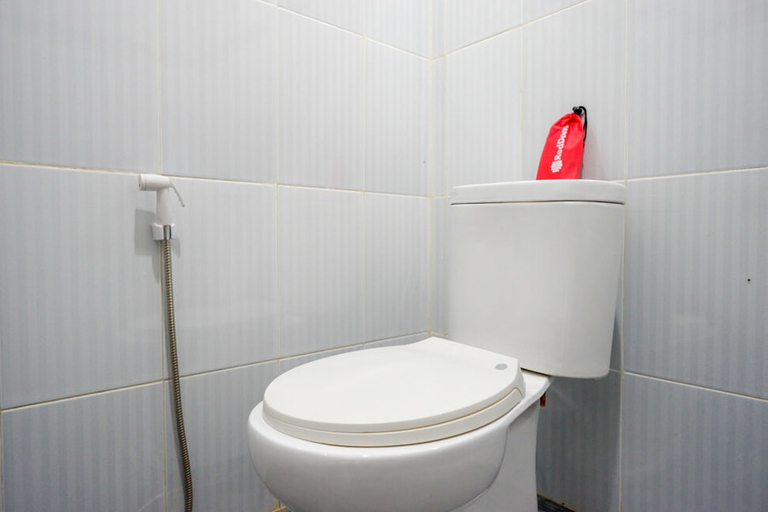 Bathroom 4, RedDoorz @ Jalan Bali Cilacap, Cilacap
