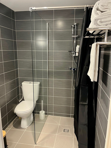 Bathroom 3, Les Cimes du Mont Royal, Haute-Garonne
